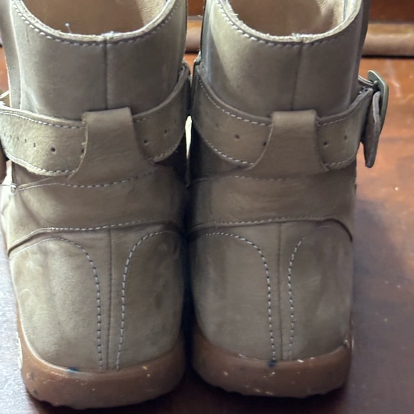 Stylish Tan Leather Boots - Picture 4 of 8